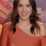 Carmen Villalobos Instagram – Mi gente bonita holaaaaa, les tengo una preguntita…
🍿 Popcorn, crispetas, palomitas 😮 No saben el debate que se ha formado en la cocina de #TopChefVIP3 👩‍🍳🔪Miren este video y cuéntennos como le dicen en tu país 😋 @telemundorealities @polo_morin @ninoprodigio
@alejandrolopeztv @josemariagaleano @elpumaoficial
@jason_romo8 💪🧡👨‍🍳