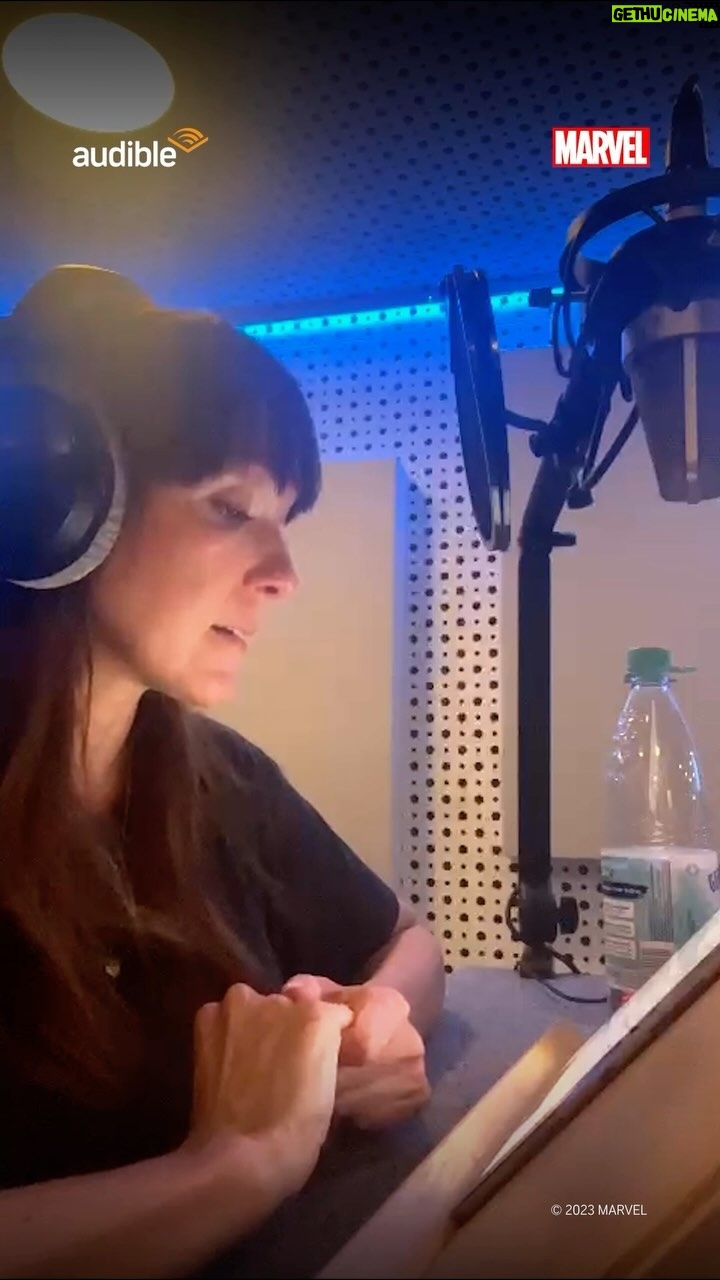 Carolin Kebekus Instagram - Und Action! Wir nehmen euch mit ins Studio zu den Aufnahmen von „Marvel‘s Wastelanders: Black Widow“ mit @carokebelin! #audible #marvel