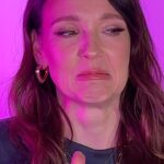 Carolin Kebekus Instagram - Wer ist pünktlicher? Wer ist öfter am Handy? Wer schneller besoffen? 🤔 #WirGegenDie 👉 „Wir gegen die! Die Kebekus Geschwister Show“ - ab Dienstag um 20:15 Uhr auf ProSieben und Joyn!