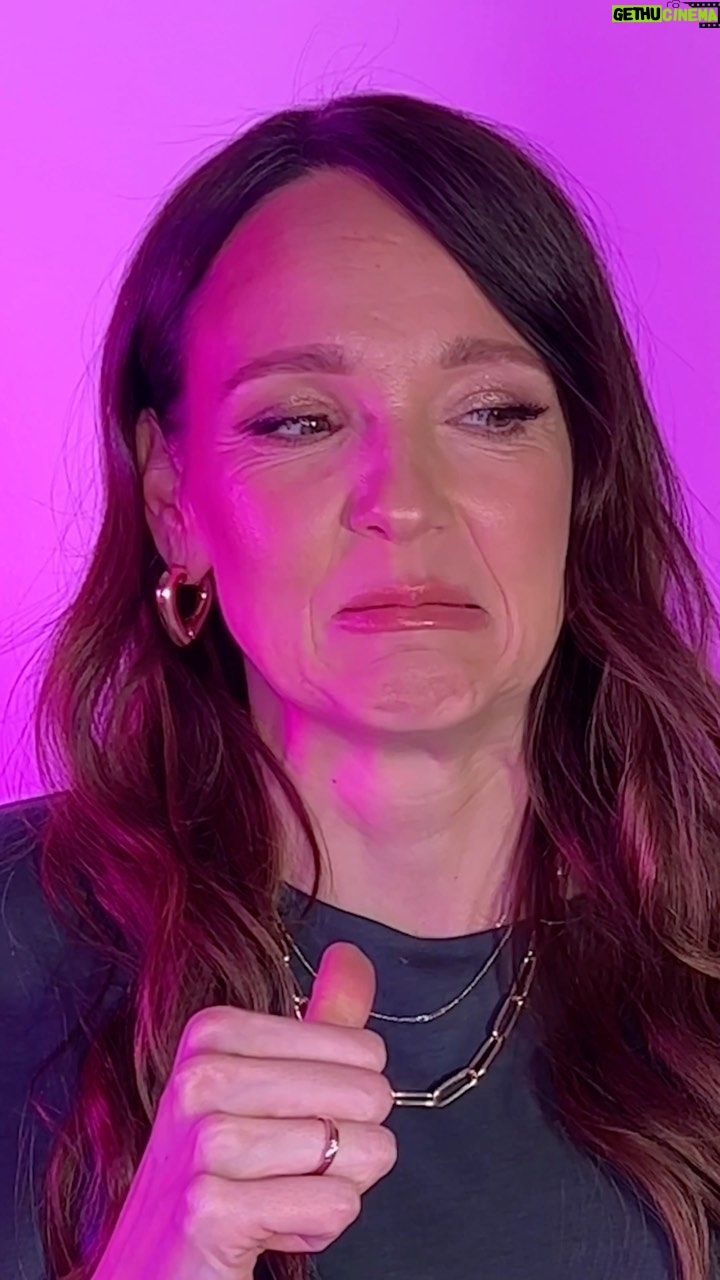 Carolin Kebekus Instagram - Wer ist pünktlicher? Wer ist öfter am Handy? Wer schneller besoffen? 🤔 #WirGegenDie 👉 „Wir gegen die! Die Kebekus Geschwister Show“ - ab Dienstag um 20:15 Uhr auf ProSieben und Joyn!