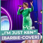 Carolin Kebekus Instagram - @carokebelin ist schwanger und hat damit als zukünftige Mutter bald eine große Verantwortung: Was, wenn das Kind plötzlich Zehenschuhe tragen oder Schlager hören will? Oder viel schlimmer: ein Nazi wird? Diese Last verarbeitet man natürlich am besten in einer Power-Ballade und am allerbesten mit einem Cover aus dem Barbie-Film: „I‘m just Mom!“  Die ganze Folge @dckshow mit @stevengaetjen läuft heute um 22:50 Uhr im Ersten und schon ab 20:15 Uhr in der @ardmediathek!