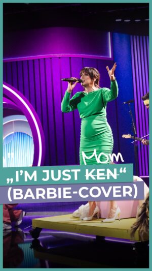 Carolin Kebekus Instagram - @carokebelin ist schwanger und hat damit als zukünftige Mutter bald eine große Verantwortung: Was, wenn das Kind plötzlich Zehenschuhe tragen oder Schlager hören will? Oder viel schlimmer: ein Nazi wird? Diese Last verarbeitet man natürlich am besten in einer Power-Ballade und am allerbesten mit einem Cover aus dem Barbie-Film: „I‘m just Mom!“
 Die ganze Folge @dckshow mit @stevengaetjen läuft heute um 22:50 Uhr im Ersten und schon ab 20:15 Uhr in der @ardmediathek!