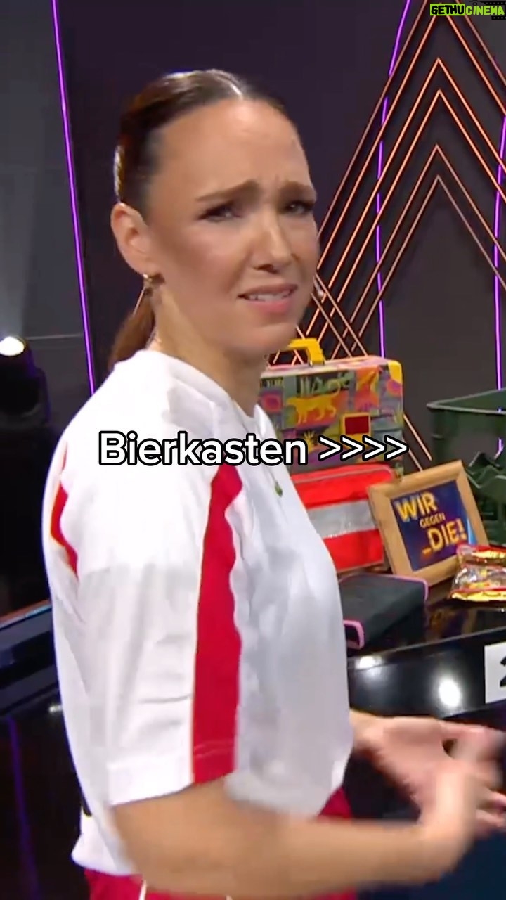 Carolin Kebekus Instagram - Mit Bierkästen kennen sich die Kebekus - Geschwister wohl besser aus... 😂 #WirGegenDie 👉 „Wir gegen die! Die Kebekus Geschwister Show“ - Dienstag um 20:15 Uhr auf ProSieben oder streamen auf Joyn!