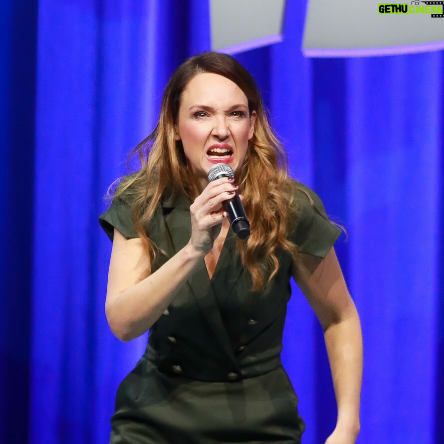Carolin Kebekus Instagram - Ab September wieder Face Yoga-Kurse, auch in eurer Stadt 😂 Noch sind ein paar Plätze frei! Link ist in der Bio. #carolinkebekus #carolinkebekuslive #comedy fotos: mumpi_kuenster_monsterpics