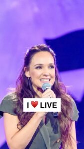 Carolin Kebekus Instagram - Was für ein geiler Abend Sommer 2022 in Siegen! Ich freu mich sooo auf meine neue Tour im nächsten Jahr. Seid ihr dabei? Termine in Bio. #carolinkebekus #comedy #live @buehnenkunstgmbh