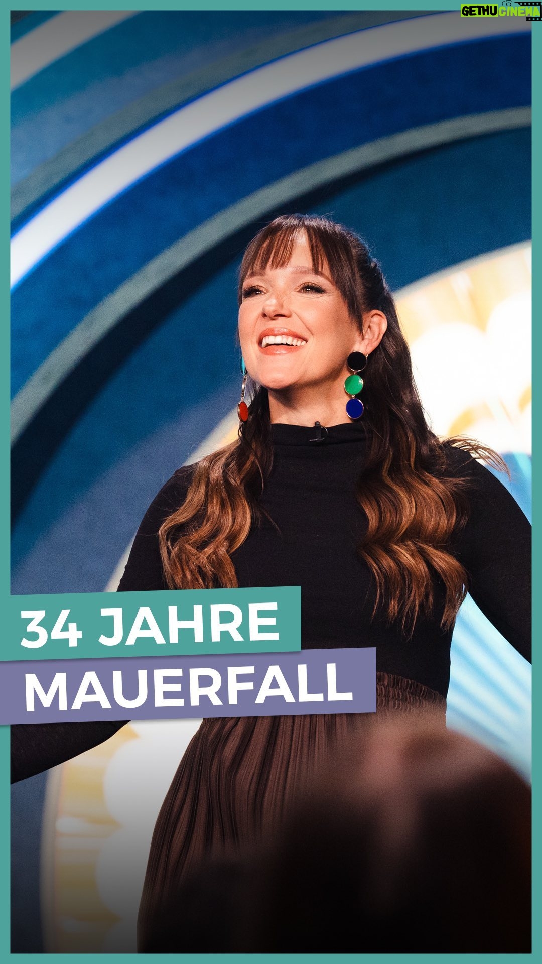Carolin Kebekus - 12.4K Likes - Faith No More touren durch Deutschland, im Radio läuft „Lambada“ von Kaoma und David Hasselhoff höchstpersönlich bringt die Mauer zum Einsturz. 34 Jahre ist dieser Mauerfall inzwischen her – das sind fast 70 Mark! Weitere interessante historische Fakten gibt es in der neuen Folge #DCKS zwar nicht, dafür noch mehr Knallergags!
Um 22:50 Uhr im Ersten und schon ab 20:15 Uhr in der @ardmediathek! (Link in Bio)