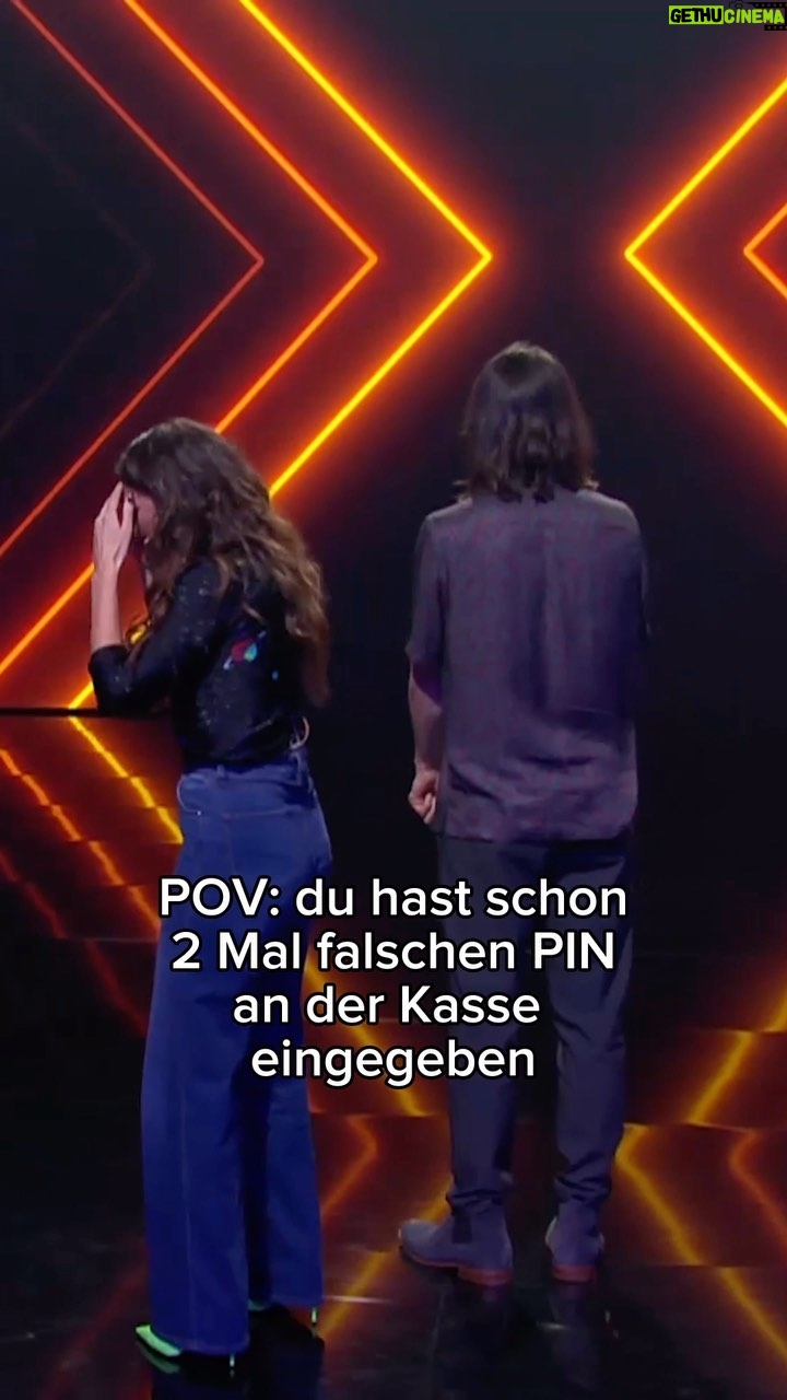 Carolin Kebekus Instagram - Einfach Horrorvorstellung. Vor allem wenn die Schlange an der Kasse dann auch noch immer länger wird... 💳 #WirGegenDie 👉 „Wir gegen die! Die Kebekus Geschwister Show“ - ab Dienstag um 20:15 Uhr auf ProSieben und Joyn!