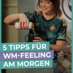 Carolin Kebekus Instagram - Klar, Anstoßzeiten um 7, 9 oder 11 Uhr morgens sind nicht unbedingt ideal für die arbeitende Bevölkerung. Aber keine Sorge: @carokebelin hat für euch FÜNF ultimative Tipps, wie ihr trotzdem in WM-Stimmung kommt. Na, ist da was für euch dabei? 😄 _ #DCKS #CarolinKebekus #fifawwc #imteam #worldcup #tipps #tippsundtricks #nationalmannschaft #dfbfrauen