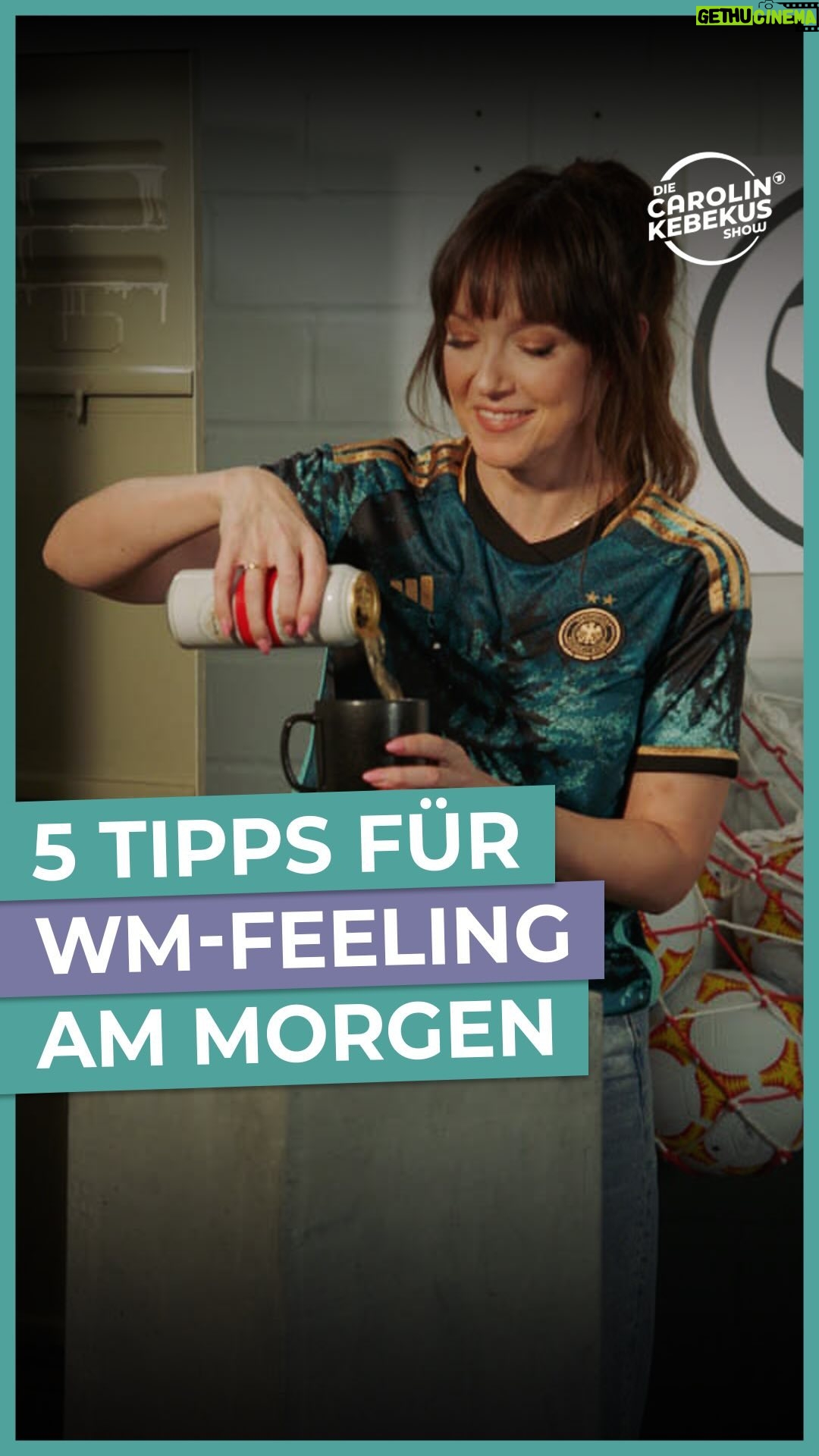 Carolin Kebekus Instagram - Klar, Anstoßzeiten um 7, 9 oder 11 Uhr morgens sind nicht unbedingt ideal für die arbeitende Bevölkerung. Aber keine Sorge: @carokebelin hat für euch FÜNF ultimative Tipps, wie ihr trotzdem in WM-Stimmung kommt. Na, ist da was für euch dabei? 😄 _ #DCKS #CarolinKebekus #fifawwc #imteam #worldcup #tipps #tippsundtricks #nationalmannschaft #dfbfrauen