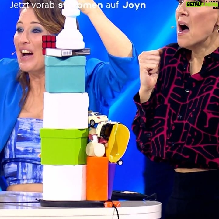 Carolin Kebekus Instagram - Wer wird diesen Kampf wohl gewinnen? Kebekus oder Kerner? 💪 Findet es heraus! #WirGegenDie 👉 „Wir gegen die! Die Kebekus Geschwister Show“ - Dienstag um 20:15 Uhr auf ProSieben oder streamen auf Joyn!