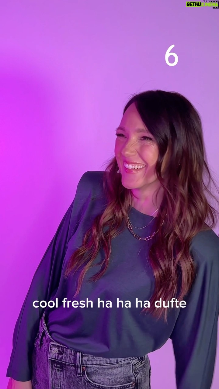 Carolin Kebekus Instagram - Smash, Digga, Auf Lock & was es nicht noch alles gibt. An wie viele Jugendwörter können sich Caro & David wohl noch erinnern? 🔥 #WirGegenDie 👉 „Wir gegen die! Die Kebekus Geschwister Show“ - Dienstag um 20:15 Uhr auf ProSieben und Joyn!