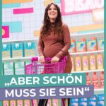 Carolin Kebekus Instagram - “Aber schön muss sie sein, schön muss sie sein” ist leider ein Evergreen: Seit Jahrzehnten setzen Schönheitsindustrie und soziale Medien insbesondere Frauen unter Druck. Darüber spricht @carokebelin in der neuen Folge @dckshow - um 23:05 Uhr im Ersten und ab jetzt in der @ardmediathek.