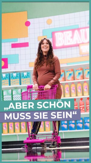 Carolin Kebekus Instagram - “Aber schön muss sie sein, schön muss sie sein” ist leider ein Evergreen: Seit Jahrzehnten setzen Schönheitsindustrie und soziale Medien insbesondere Frauen unter Druck. Darüber spricht @carokebelin in der neuen Folge @dckshow - um 23:05 Uhr im Ersten und ab jetzt in der @ardmediathek.