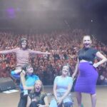 Carolin Kebekus Instagram - Die letzte Show mit Funny Bones ist gespielt! 😱 Es war ein Fest! So viele talentierte Ladies auf einem Haufen habe ich selten bis nie gesehen. 🥰😘😘 Danke für die tolle Zeit mit euch! 🌈💖🙌🏋️‍♀️ Präsentiert wurde das Ganze von @carokebelin 💖 Mit dabei waren: @parshad @frau_michaelsen @missalliemusic @bogansky_ @filiz_tasdan @eva_karl_faltermeier @teresareichl @sarahbosetti @terezahossa Foto: Andreas Kästner #funnybones #carolinkebekus #comedy #comediennes #femalecomedy #humor #show