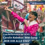 Carolin Kebekus Instagram - • DCKS mit Live-Version von Caros WM-Song •   „Egal, wie du auch lebst. Ganz egal, wen du so liebst. Scheiß egal, woher du kommst. Wir sing’ gemeinsam unser Lied!” Zur Fußball-WM der Frauen in Australien und Neuseeland hat @carokebelin den Soundtrack für das nächste Sommermärchen aufgenommen: „WIR IHR ALLE EINS!“ 🎶⚽   Da die WM immer näher rückt und die Vorfreude steigt, präsentiert euch Caro den offiziellen WM-Song von @dckshow - in einer exklusiven Live-Performance. 👩🎤   Die aktuelle Folge, inklusive Kneipen-Dreikampf mit Caro, Sängerin @inamueller_offiziell und Sportmoderatorin @esthersedlaczek, findet ihr in der @ardmediathek - einen Link gibt’s in unserer Story! . . . . #DCKS #WirIhrAlleEins #Kebekus #Fußball #FifaWWC #CarolinKebekus #InaMüller #EstherSedlaczek #ARDMediathek #WDR