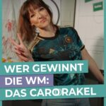Carolin Kebekus Instagram - Keine WM ohne Orakel – Die Frauenfußball-WM ist gestartet und weil bisher niemand in Krake Pauls Tentakelstapfen treten konnte, nimmt @carokebelin das Ganze einfach wortwörtlich selbst in die Hand. 🎯 Welches Land gewinnt den #FIFAWWC? Das Carorakel verrät es euch! 👀 @dfb_frauenteam 👀 _ #FIFAWWC23 #Frauenfußball #WM2023 #Carorakel #Gewinnerin #FinalCountdown #WMFieber #WWC2023 #WorldCup #FrauenWM #wm