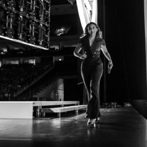 Carolin Kebekus Instagram - Aus Vorfreude auf mein neues Programm hab ich mir gerade nochmal Bilder von der PussyNation-Tour angeschaut, die ich hier mit euch teilen möchte. Wer von euch war damals in welcher Stadt dabei?

#throwback #carolinkebekus #carolinkebekuslive #comedy 
Fotos: @mumpi_kuenster_monsterpics