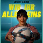 Carolin Kebekus Instagram - “Egal, wie du auch lebst. Ganz egal, wen du so liebst. Scheiß egal, woher du kommst. Wir singen gemeinsam unser Lied!” Unser WM-Song ist online! Zur diesjährigen Fußball-WM haben wir uns mit einigen Nationalspielerinnen vom @dfb_frauenteam zusammengetan und den Soundtrack für das nächste Sommermärchen aufgenommen: WIR IHR ALLE EINS! Vor welchen Problemen der Frauenfußball aktuell steht, seht ihr heute Abend bei #DCKS - ab 20:15 Uhr in der @ardmediathek und um 22:50 Uhr im Ersten. ___ #fifawwc2023