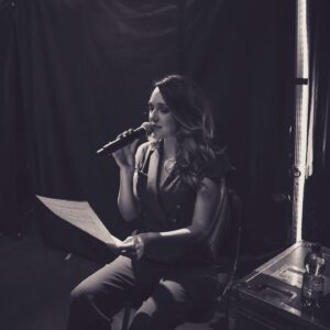 Carolin Kebekus Instagram - Aus Vorfreude auf mein neues Programm hab ich mir gerade nochmal Bilder von der PussyNation-Tour angeschaut, die ich hier mit euch teilen möchte. Wer von euch war damals in welcher Stadt dabei?

#throwback #carolinkebekus #carolinkebekuslive #comedy 
Fotos: @mumpi_kuenster_monsterpics