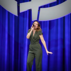 Carolin Kebekus Instagram - Aus Vorfreude auf mein neues Programm hab ich mir gerade nochmal Bilder von der PussyNation-Tour angeschaut, die ich hier mit euch teilen möchte. Wer von euch war damals in welcher Stadt dabei?

#throwback #carolinkebekus #carolinkebekuslive #comedy 
Fotos: @mumpi_kuenster_monsterpics