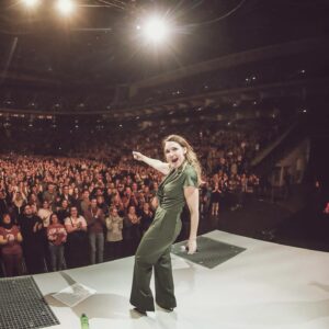 Carolin Kebekus Instagram - Aus Vorfreude auf mein neues Programm hab ich mir gerade nochmal Bilder von der PussyNation-Tour angeschaut, die ich hier mit euch teilen möchte. Wer von euch war damals in welcher Stadt dabei?

#throwback #carolinkebekus #carolinkebekuslive #comedy 
Fotos: @mumpi_kuenster_monsterpics