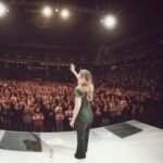Carolin Kebekus Instagram - Aus Vorfreude auf mein neues Programm hab ich mir gerade nochmal Bilder von der PussyNation-Tour angeschaut, die ich hier mit euch teilen möchte. Wer von euch war damals in welcher Stadt dabei? #throwback #carolinkebekus #carolinkebekuslive #comedy Fotos: @mumpi_kuenster_monsterpics