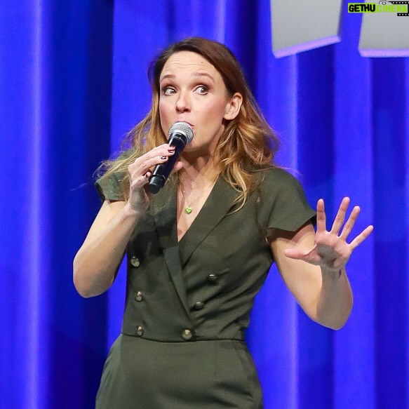 Carolin Kebekus Instagram - Ab September wieder Face Yoga-Kurse, auch in eurer Stadt 😂 Noch sind ein paar Plätze frei! Link ist in der Bio. #carolinkebekus #carolinkebekuslive #comedy fotos: mumpi_kuenster_monsterpics