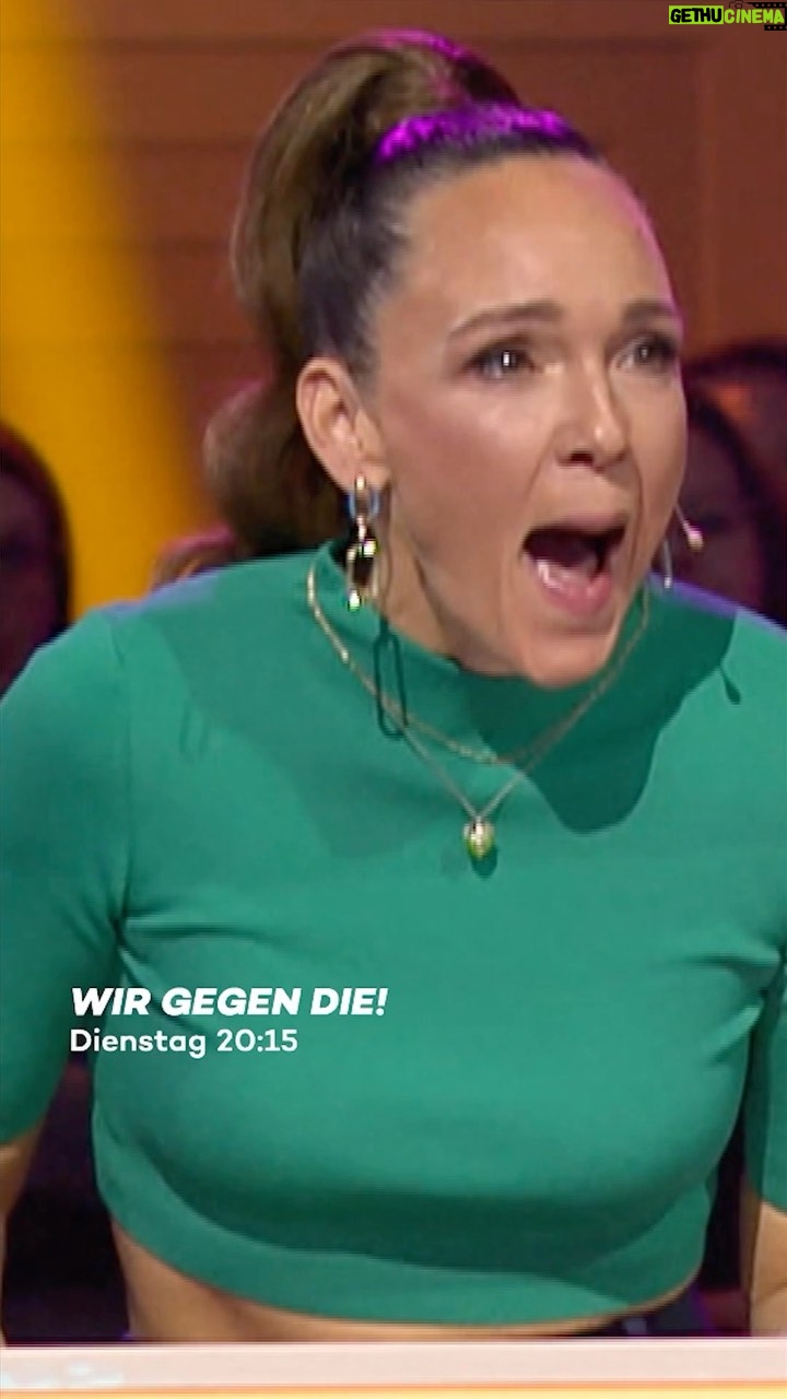 Carolin Kebekus Instagram - Geschichten nach dem Feiern gehen be like: 👉 „Wir gegen die! Die Kebekus Geschwister Show“ - Dienstag um 20:15 Uhr auf ProSieben oder streamen auf Joyn! #WirGegenDie