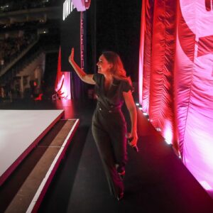 Carolin Kebekus Instagram - Aus Vorfreude auf mein neues Programm hab ich mir gerade nochmal Bilder von der PussyNation-Tour angeschaut, die ich hier mit euch teilen möchte. Wer von euch war damals in welcher Stadt dabei?

#throwback #carolinkebekus #carolinkebekuslive #comedy 
Fotos: @mumpi_kuenster_monsterpics