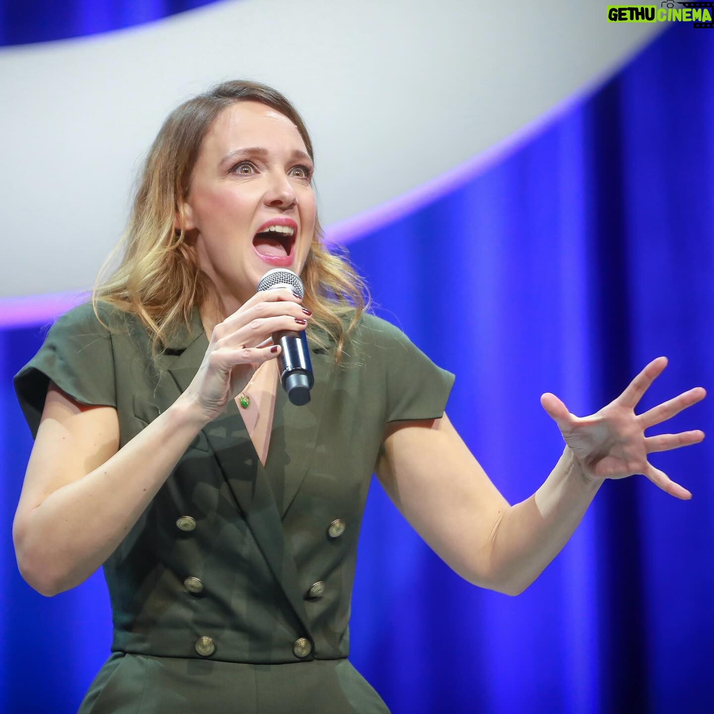 Carolin Kebekus Instagram - Ab September wieder Face Yoga-Kurse, auch in eurer Stadt 😂 Noch sind ein paar Plätze frei! Link ist in der Bio. #carolinkebekus #carolinkebekuslive #comedy fotos: mumpi_kuenster_monsterpics
