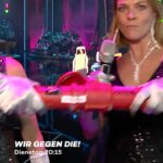 Carolin Kebekus Instagram - Hier ziehen die Schwarz-Schwestern den Kebekus-Geschwistern den Stecker! 😂 #WirGegenDie 👉 „Wir gegen die! Die Kebekus Geschwister Show“ - Dienstag um 20:15 Uhr auf ProSieben oder streamen auf Joyn!