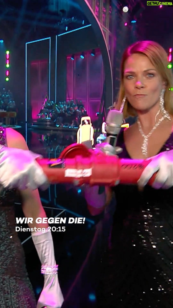 Carolin Kebekus Instagram - Hier ziehen die Schwarz-Schwestern den Kebekus-Geschwistern den Stecker! 😂 #WirGegenDie 👉 „Wir gegen die! Die Kebekus Geschwister Show“ - Dienstag um 20:15 Uhr auf ProSieben oder streamen auf Joyn!