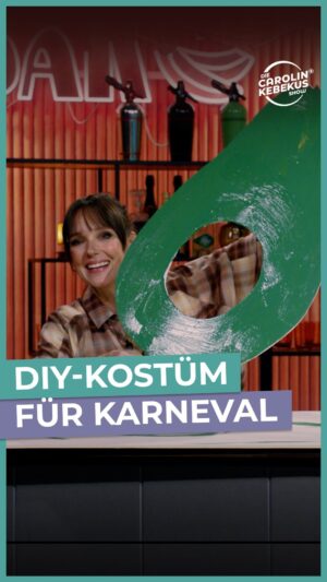 Carolin Kebekus Instagram - Kölle Alaaf zusammen! Die fünfte Jahreszeit steht vor der Tür und @carokebelin liefert euch, wie immer, alle notwendigen Tipps und Tricks, um die närrische Zeit zu überstehen. Heute: Das AvoCaro DIY-Kostüm. Einfach umschnallen und jeder Baby- oder Bierbauch dient als perfekter Kern. Das Ergebnis könnt ihr ab sofort in voller Länge auf dem @dckshow YouTube-Kanal sehen. Link in unserer Bio.