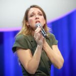 Carolin Kebekus Instagram - Ab September wieder Face Yoga-Kurse, auch in eurer Stadt 😂 Noch sind ein paar Plätze frei! Link ist in der Bio. #carolinkebekus #carolinkebekuslive #comedy fotos: mumpi_kuenster_monsterpics