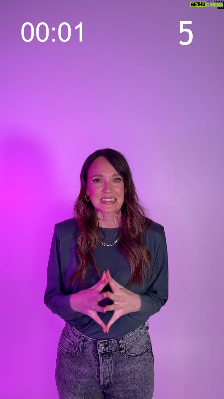 Carolin Kebekus Instagram - Wo sind die Rap-Fans? Wie viele Rapper hättet ihr in 15 Sekunden aufzählen können? 😎 #WirGegenDie 👉 „Wir gegen die! Die Kebekus Geschwister Show“ - ab Dienstag, 29.08., um 20:15 Uhr auf ProSieben und Joyn!