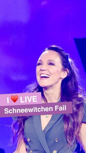 Carolin Kebekus Instagram - Endlich ist es da, das neue Jahr, denn das bedeutet, dass ich bald wieder auf Tour gehe. Ihr könnt euch gar nicht vorstellen, wie sehr ich mich auf euch und die Bühne freue. Einige Termine sind schon ausverkauft, aber für die meisten gibt es noch Karten, der Ticketlink ist in der Bio…
#comedy #livecomedy