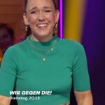 Carolin Kebekus Instagram - Freunde und Familie beantworten Fragen. Das kann doch nur schief gehen... 😂 #WirGegenDie 👉 „Wir gegen die! Die Kebekus Geschwister Show“ - Dienstag um 20:15 Uhr auf ProSieben oder streamen auf Joyn!
