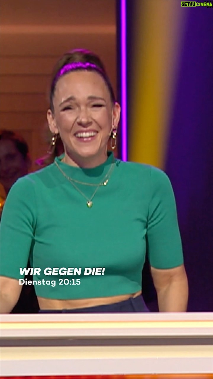 Carolin Kebekus Instagram - Freunde und Familie beantworten Fragen. Das kann doch nur schief gehen... 😂 #WirGegenDie 👉 „Wir gegen die! Die Kebekus Geschwister Show“ - Dienstag um 20:15 Uhr auf ProSieben oder streamen auf Joyn!