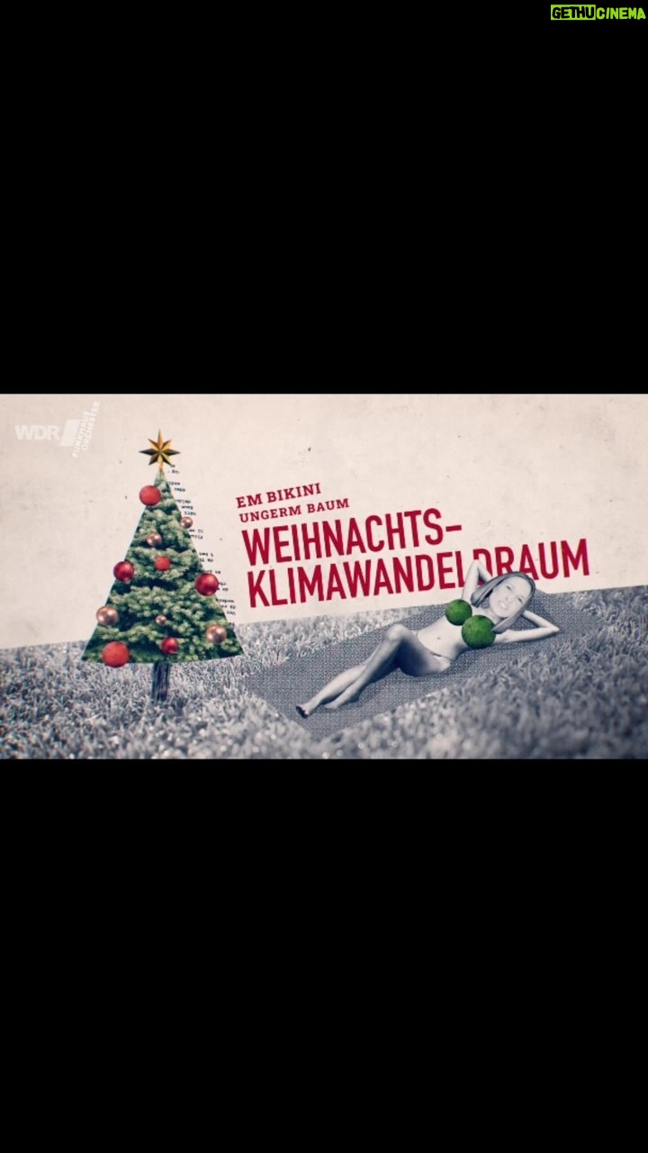 Carolin Kebekus Instagram - Einen schönen 1. Advent! Na? Wo hat es denn schon geschneit? . 🎄 Em Bikini ungerm Baum Weihnachtsklimawandeldraum🎄 . Komplettes Video -> Link in Bio #ersteradvent #stäänüvverkölle #beerbitches
