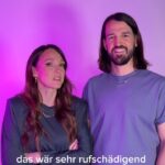 Carolin Kebekus Instagram - Nie wieder... mit den Kebekus-Geschwistern. Wie würdet ihr antworten? 🤭 #WirGegenDie   👉 „Wir gegen die! Die Kebekus Geschwister Show“ - ab Dienstag, 29.08., um 20:15 Uhr auf ProSieben und Joyn!