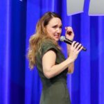 Carolin Kebekus Instagram - Ab September wieder Face Yoga-Kurse, auch in eurer Stadt 😂 Noch sind ein paar Plätze frei! Link ist in der Bio. #carolinkebekus #carolinkebekuslive #comedy fotos: mumpi_kuenster_monsterpics
