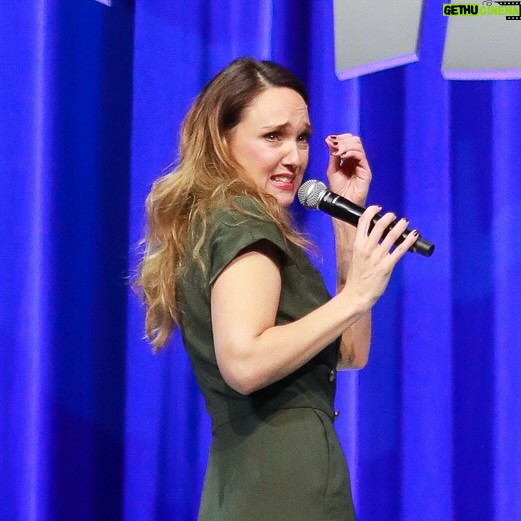 Carolin Kebekus Instagram - Ab September wieder Face Yoga-Kurse, auch in eurer Stadt 😂 Noch sind ein paar Plätze frei! Link ist in der Bio. #carolinkebekus #carolinkebekuslive #comedy fotos: mumpi_kuenster_monsterpics