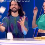 Carolin Kebekus Instagram - Ein letztes Mal müssen sie ran! Und dieses Mal treten sie gegen die Schwarz-Schwestern an! 💪😍 #WirGegenDie „Wir gegen die! Die Kebekus Geschwister Show“ - Dienstag um 20:15 Uhr auf ProSieben oder streamen auf Joyn!
