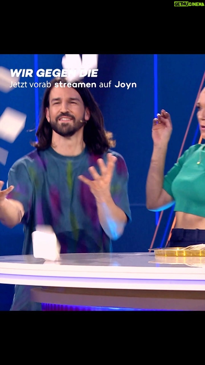 Carolin Kebekus Instagram - Ein letztes Mal müssen sie ran! Und dieses Mal treten sie gegen die Schwarz-Schwestern an! 💪😍 #WirGegenDie „Wir gegen die! Die Kebekus Geschwister Show“ - Dienstag um 20:15 Uhr auf ProSieben oder streamen auf Joyn!