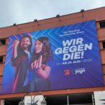 Carolin Kebekus Instagram - Wir hängen gerade viel rum - an Hauswänden, wie hier in Köln und Umgebung 😄 Habt ihr uns auch schon entdeckt? Schickt doch mal eure Fotos 📸 "Wir gegen die! Die Kebekus Geschwister Show" am 29. August um 20:15 Uhr auf @prosieben 📺