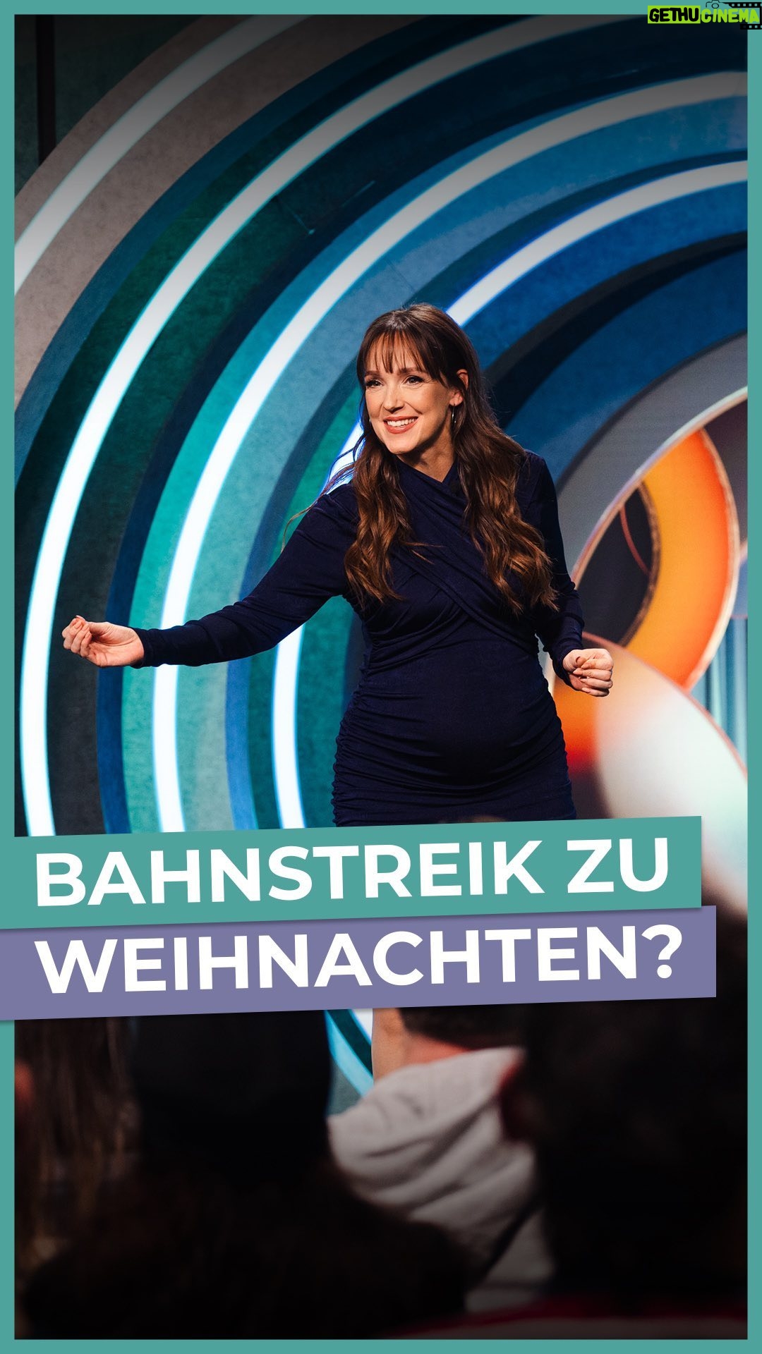 Carolin Kebekus Instagram - Driving Home for Christmas - Nicht mit der Deutschen Bahn! Die neue Folge DCKS mit @carokebelin findet ihr heute ab 20:15 Uhr in der @ardmediathek oder um 22:50 Uhr im Ersten - es geht um ICKS, AWWS und Dating-Trends.