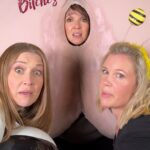 Carolin Kebekus Instagram - VIDEORELEASE Unser neues BeerBitches Video zu „Fastelovend Fail“ ist endlich da!!! Ihr könnt es euch ab sofort bei YouTube anschauen (—> Link in Bio). . Ein großes Dankeschön geht an @derbuchheim für 🎶 & 🎥 & ✂️ und an Michael Ciesla für 🎥 & 💡! . Hinter den Kulissen: 🎧Audio Produktion: @skipbeats_ 🏠 Location: @piranhakoeln ❤️ Unterstützung beim Dreh & Social Media @et_linchen & @vanrheinlanden 🍺Verpflegung: @gaffel_koelsch . In dieser Szene 🎬: 🦀 @jasminschwiers aka „Kruste“ & 🍺 Köbes @rene_schlothauer , @jonas.nmnn in feister Ballonseide 🦖🦖: Kati Köppen & @juli_schka (Hinweis: Bei diesem Dreh sind keine lebenden Dinosaurier zu Schaden gekommen!) . 🥰 Alle weiteren grandiosen Mitwirkenden findet ihr in den Kommentaren 👇 . . . #FastelovendFail #newvideo #beerbitches #karnevalskostüm #karneval2024 #releaseday