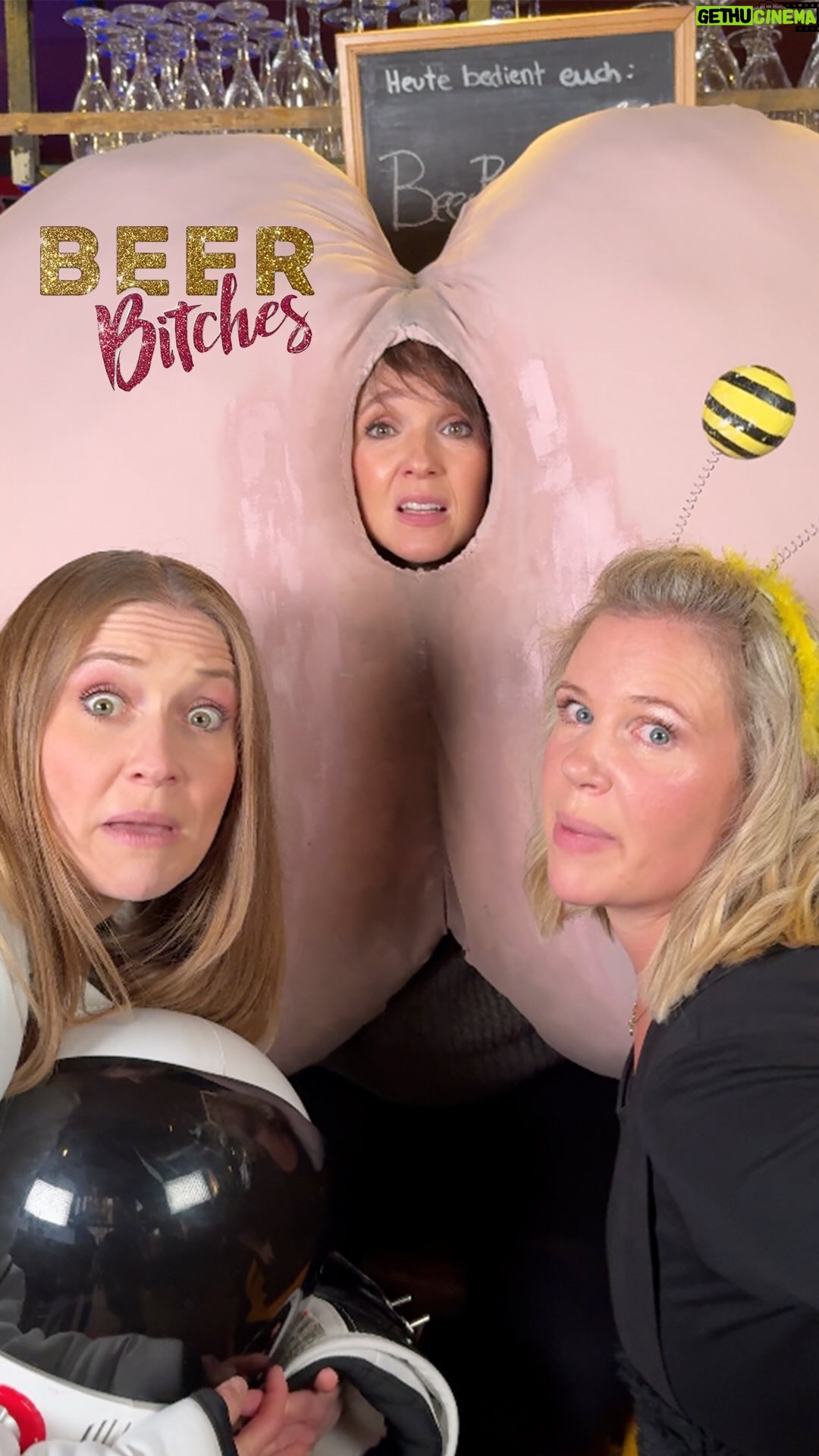 Carolin Kebekus Instagram - VIDEORELEASE Unser neues BeerBitches Video zu „Fastelovend Fail“ ist endlich da!!! Ihr könnt es euch ab sofort bei YouTube anschauen (—> Link in Bio). . Ein großes Dankeschön geht an @derbuchheim für 🎶 & 🎥 & ✂️ und an Michael Ciesla für 🎥 & 💡! . Hinter den Kulissen: 🎧Audio Produktion: @skipbeats_ 🏠 Location: @piranhakoeln ❤️ Unterstützung beim Dreh & Social Media @et_linchen & @vanrheinlanden 🍺Verpflegung: @gaffel_koelsch . In dieser Szene 🎬: 🦀 @jasminschwiers aka „Kruste“ & 🍺 Köbes @rene_schlothauer , @jonas.nmnn in feister Ballonseide 🦖🦖: Kati Köppen & @juli_schka (Hinweis: Bei diesem Dreh sind keine lebenden Dinosaurier zu Schaden gekommen!) . 🥰 Alle weiteren grandiosen Mitwirkenden findet ihr in den Kommentaren 👇 . . . #FastelovendFail #newvideo #beerbitches #karnevalskostüm #karneval2024 #releaseday