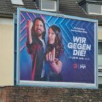 Carolin Kebekus Instagram - Wir hängen gerade viel rum - an Hauswänden, wie hier in Köln und Umgebung 😄 Habt ihr uns auch schon entdeckt? Schickt doch mal eure Fotos 📸 "Wir gegen die! Die Kebekus Geschwister Show" am 29. August um 20:15 Uhr auf @prosieben 📺