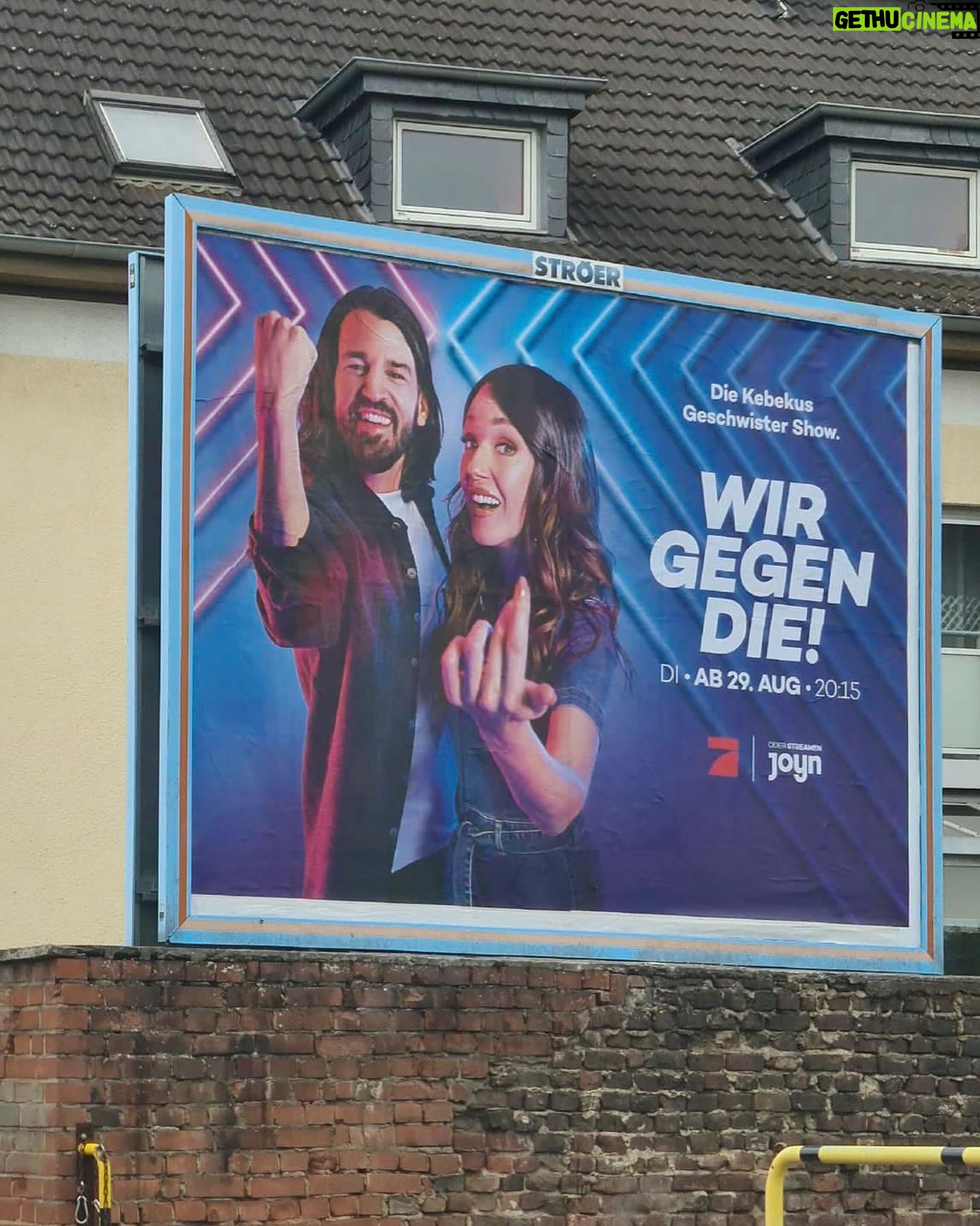 Carolin Kebekus Instagram - Wir hängen gerade viel rum - an Hauswänden, wie hier in Köln und Umgebung 😄 Habt ihr uns auch schon entdeckt? Schickt doch mal eure Fotos 📸 "Wir gegen die! Die Kebekus Geschwister Show" am 29. August um 20:15 Uhr auf @prosieben 📺